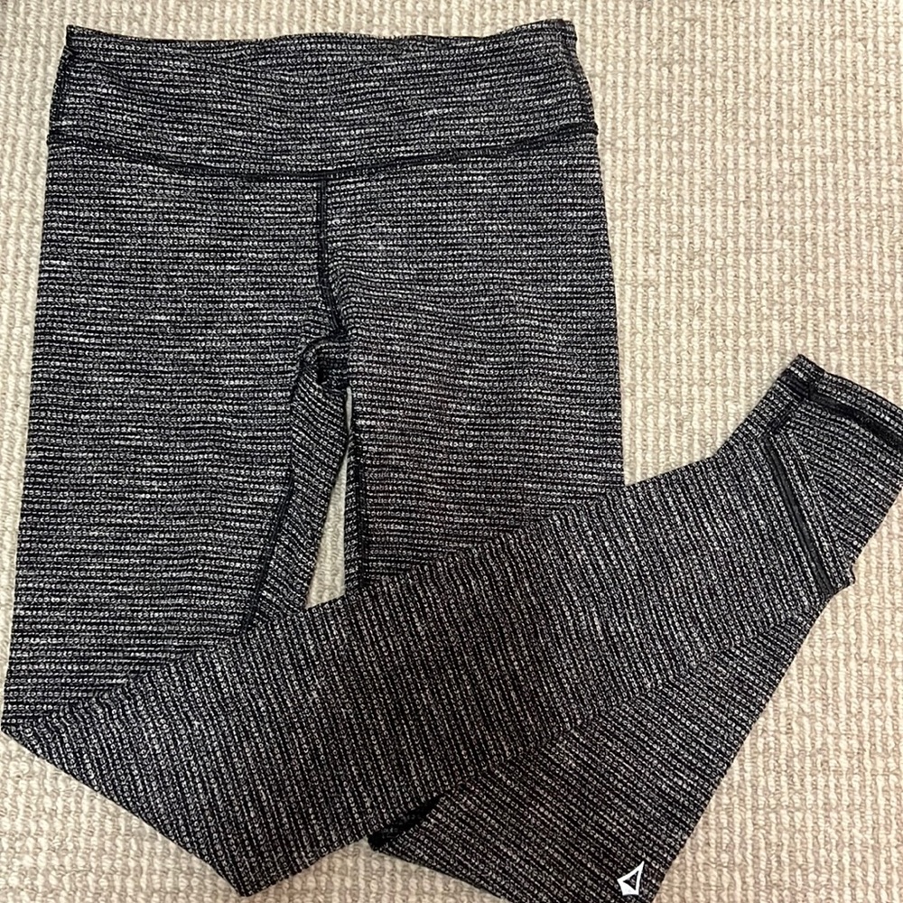 Super cute Ivivva leggings!! Perfect condition! Worn only a couple times!
